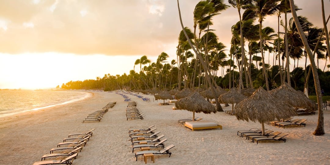 Playa Bávaro con palapas al atardecer